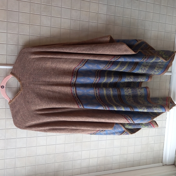 Large lightweight wrap - Picture 2 of 3